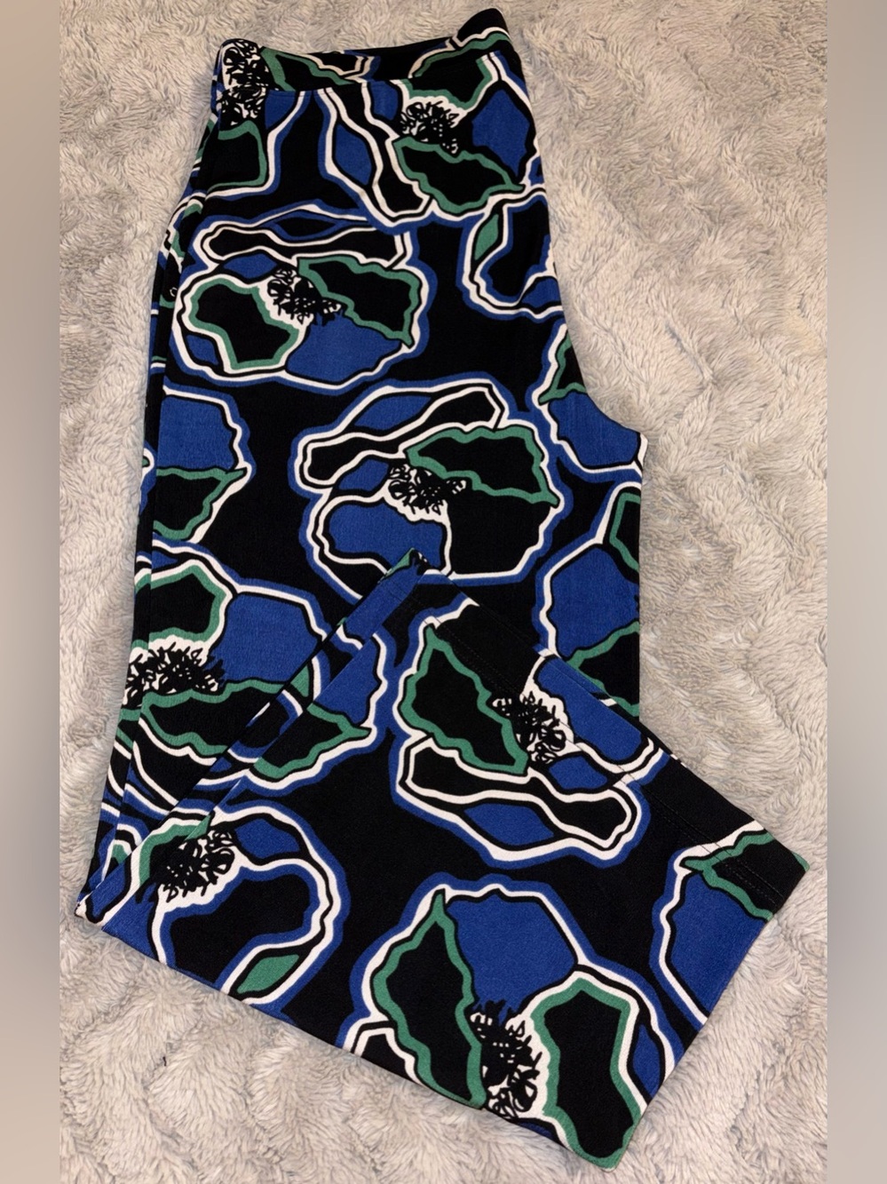 Chico’s Travelers black/green/blue floral print pull-on wide crop pants Size 2